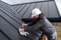 Jak ograniczyć straty materiałowe przy budowie dachu dzięki precyzyjnie dopasowanym arkuszom stalowym